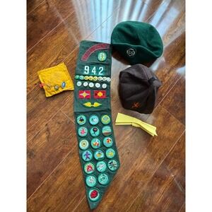 Vintage Girl Scouts Sash Troop 942 Merit Badges Green Beret Brownie Hat Pins Lot
